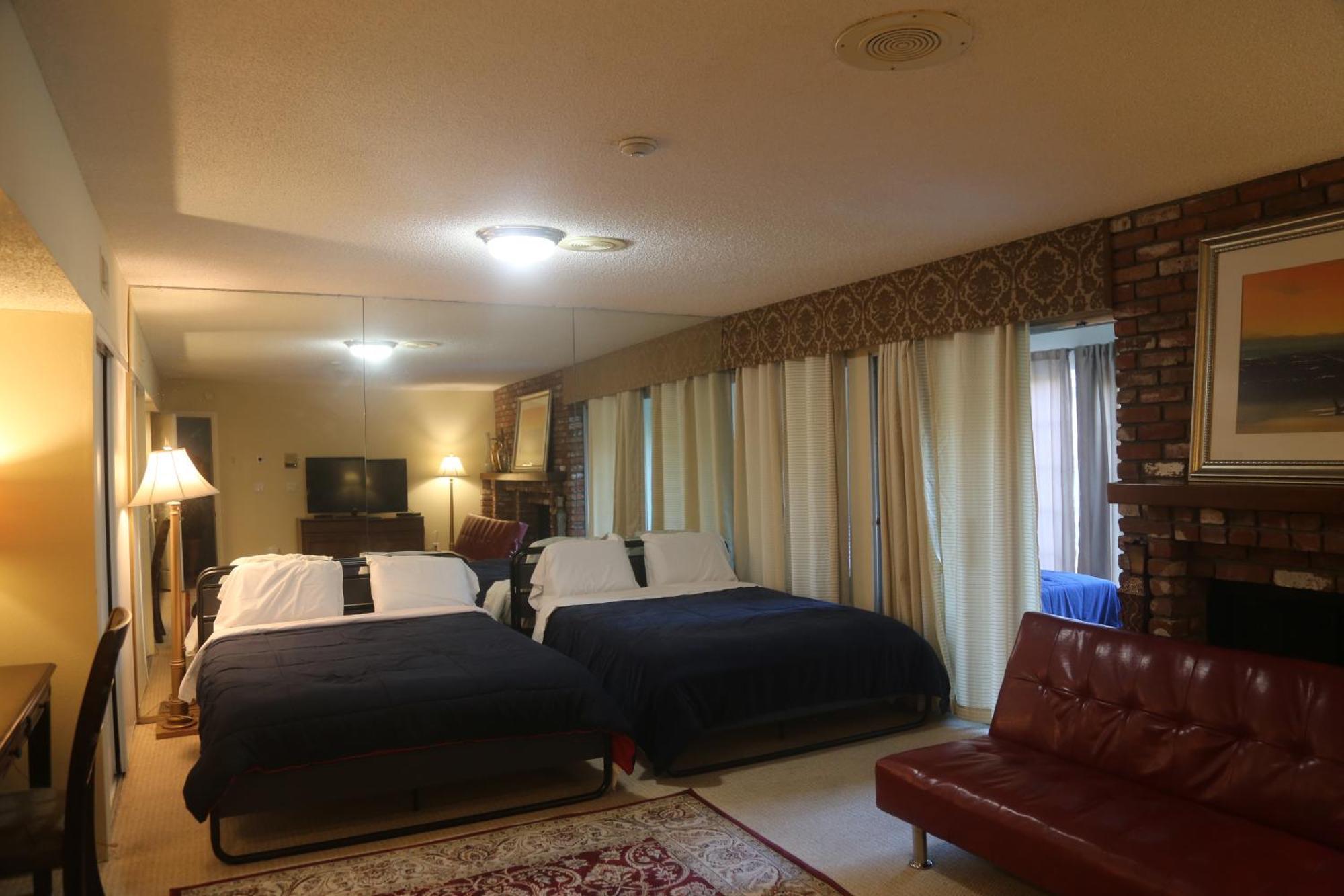 In Hollywood Hills Bed & Breakfast 3*