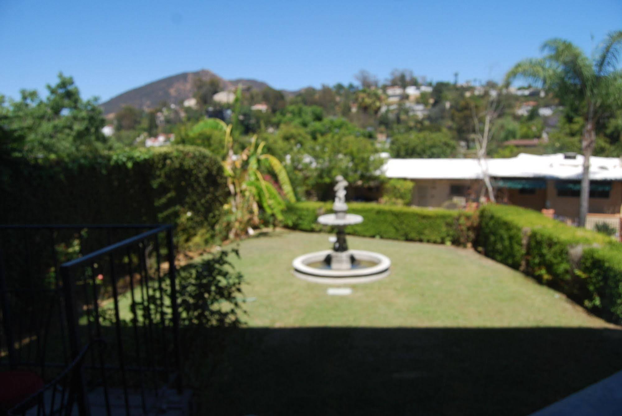 Bed & Breakfast In Hollywood Hills 3*