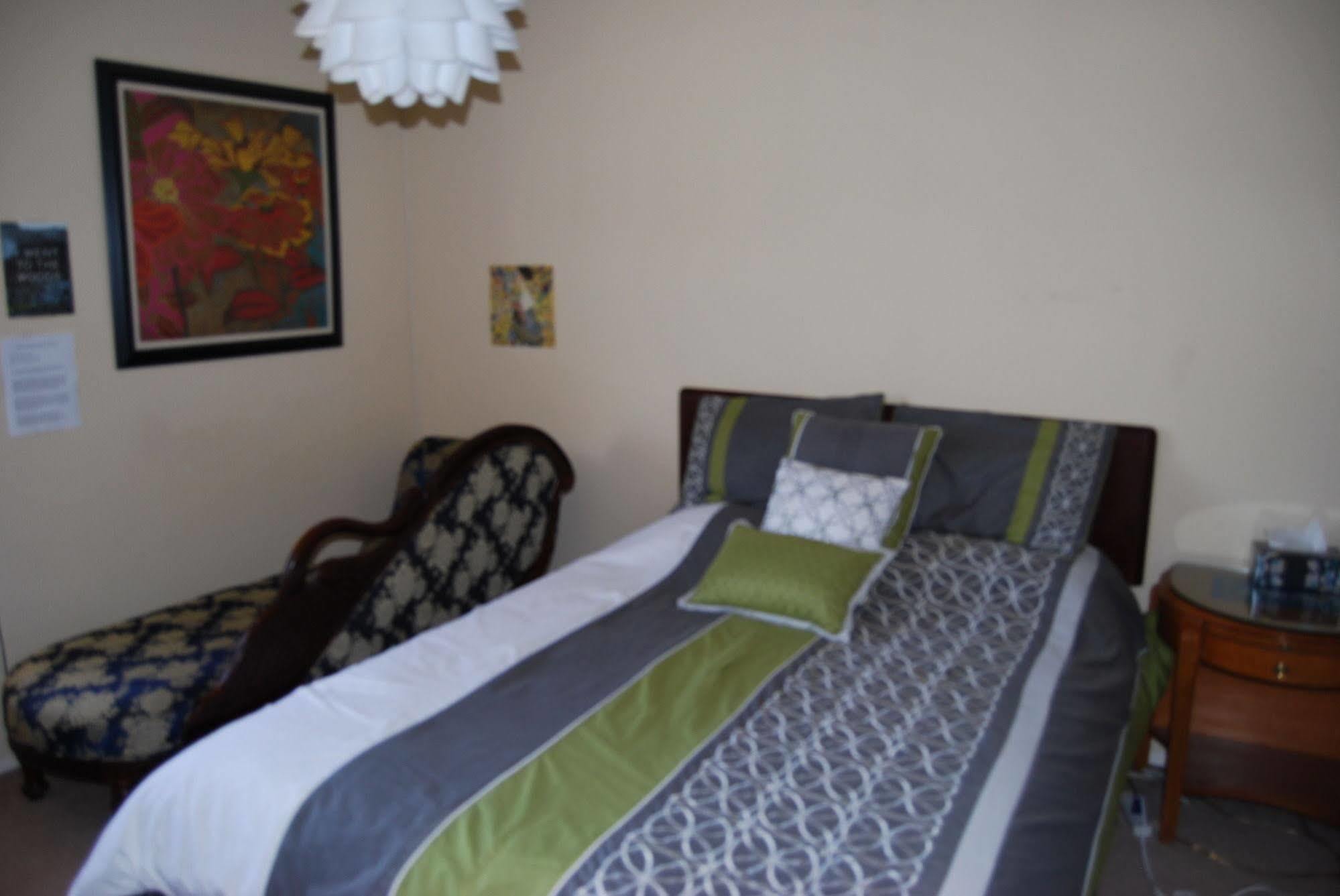Bed & Breakfast In Hollywood Hills