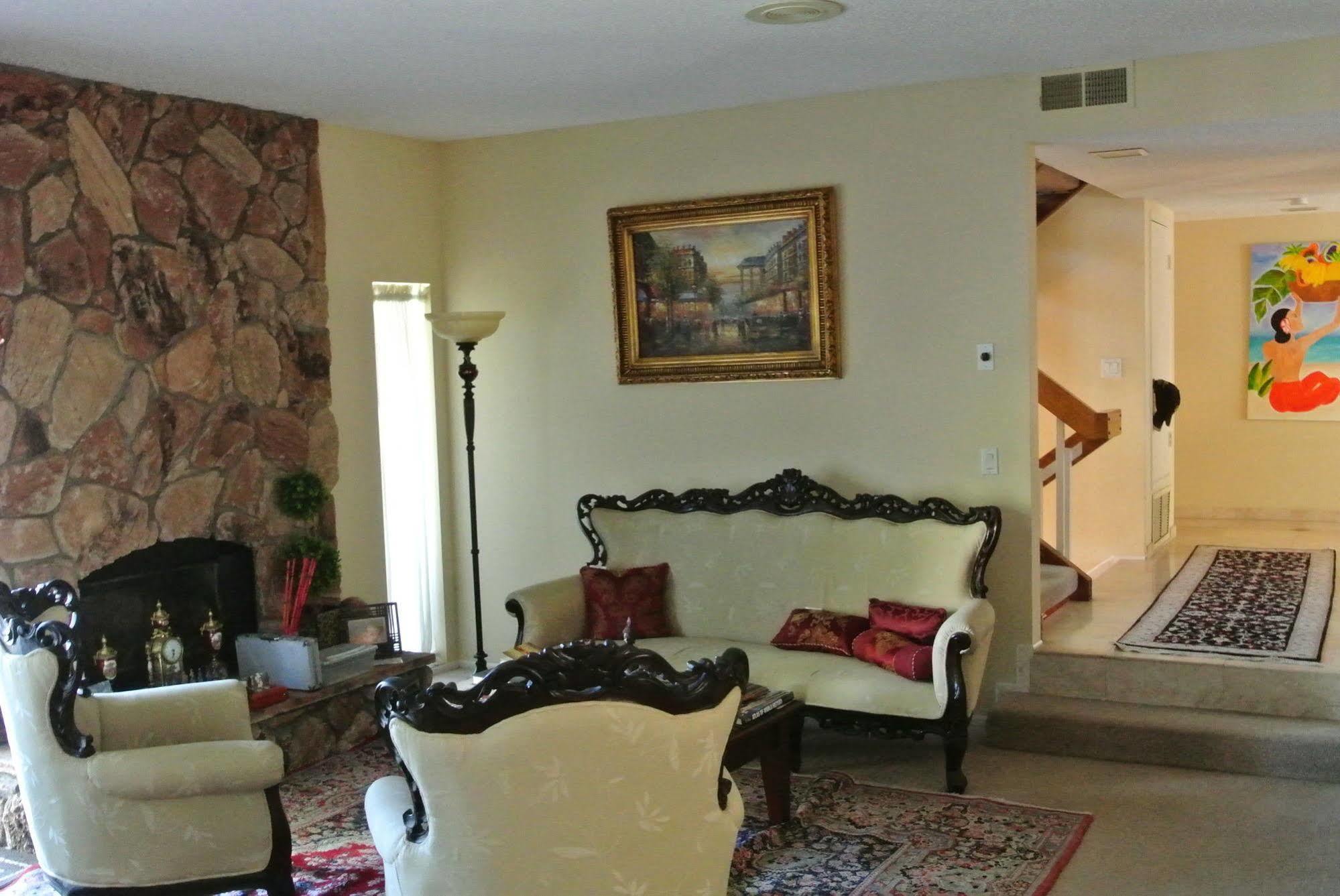 In Hollywood Hills Bed & Breakfast Los Angeles